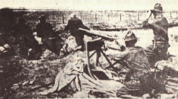 {6} Οι εθνοφρουροί χτυπούν τους απεργούς με μυδραλιοβόλα