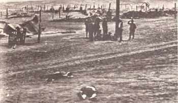 {4} Τα πτώματα των Τίκα και Fyler. Τον Τίκα τον αναγνώρισαν από ένα ζευγάρι κόκκινες γκέτες και ένα ζευγάρι κιάλια