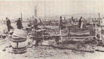 {5} Το Λάντλοου μετά τη σφαγή, μαγειρικά σκεύη με φαγητό, καρότσια για μωρά, καμμένα ρούχα, παιδικά παιχνίδια είναι ό,τι απέμεινε