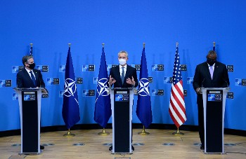 Ο γγ του ΝΑΤΟ με τους Αμερικανούς υπουργούς Εξωτερικών και Αμυνας κατά τις πρόσφατες επαφές και διαβουλεύσεις στην έδρα της λυκοσυμμαχίας