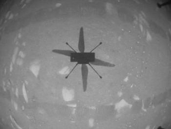 Το ελικοπτεράκι «Ingenuity» φωτογραφίζει τη σκιά του πάνω στην επιφάνεια του Αρη καθώς αιωρείται 3 μέτρα πάνω απ' αυτή
