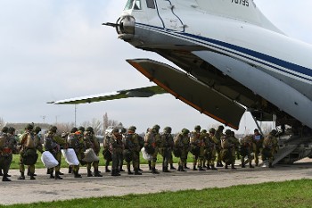Μετά από μεγάλες στρατιωτικές ασκήσεις, η Ρωσία ανακοίνωσε ότι στρατεύματά της θα αποχωρήσουν σταδιακά αλλά παραμένει σε «επαγρύπνηση» για την αντίστοιχη ΝΑΤΟική συγκέντρωση δυνάμεων
