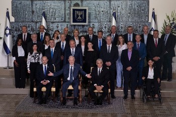 Ο Ισραηλινός Πρόεδρος με το νέο κυβερνητικό σχήμα, η συγκρότηση του οποίου αποτυπώνει έντονες ενδοαστικές διεργασίες