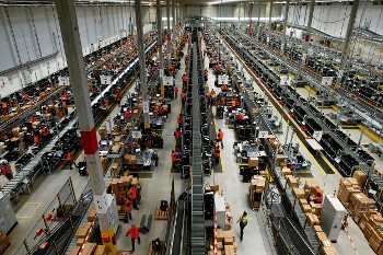 Αποθήκη της «Amazon», όπου η τεχνολογία παρακολούθησης του χρόνου εργασίας και της συνολικότερης δραστηριότητας των εργαζομένων έχει ξεπεράσει κάθε προηγούμενο