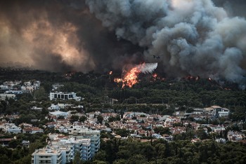 Βαρυμπόμπη. Η φωτιά κατέστρεφε χτες τα πάντα, απειλώντας ανθρώπινες ζωές. Μια ανάσα από το κέντρο της Αθήνας, στις παρυφές της Πάρνηθας