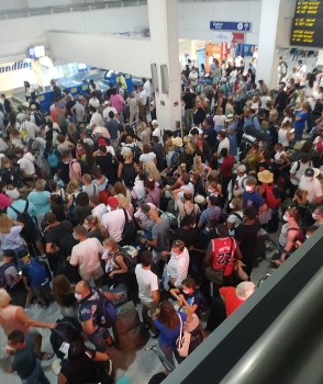 Ο ένας πάνω στον άλλο στο αεροδρόμιο Ηρακλείου