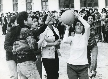 Μαθήτριες παίζουν μπάσκετ σε σχολείο της πόλης Μαζάρ-ι -Σαρίφ, στα βόρεια της χώρας (1980)