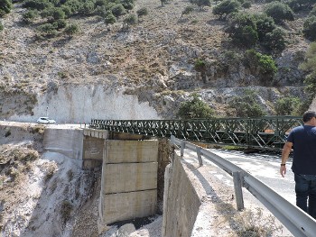 Η εκατόχρονη στρατιωτική γέφυρα στο σημείο Χειμωνικό στο δρόμο που συνδέει Ληξούρι - Φισκάρδο - Σάμη
