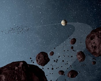 Οι δύο συστάδες Τρωικών αστεροειδών, που συνοδεύουν τον Δία κατά την περιφορά του γύρω από τον Ηλιο, με τη μία να προηγείται και την άλλη να έπεται, σε καλλιτεχνική απόδοση (αναπαράσταση εκτός κλίμακας)