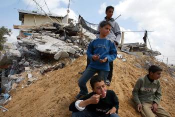 Μέσα από τα ερείπια του σπιτιού, που έχει καταστρέψει ο ισραηλινός στρατός τα παιδιά της Παλαιστίνης...