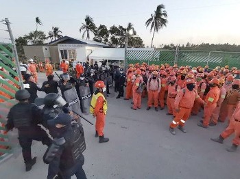 Στρατός, αστυνομία και δυνάμεις ασφαλείας του εργοταξίου επιτέθηκαν στους απεργούς