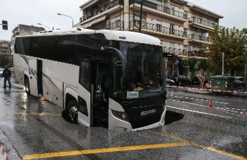 Λεωφορείο στην Καλαμαριά στη Θεσσαλονίκη έπεσε σε τρύπα από δρόμο που κατάρρευσε