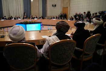 Στιγμιότυπο από τη συνάντηση στη Μόσχα όπου συμμετείχε και η κυβέρνηση των Ταλιμπάν