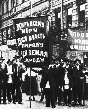 Διαδήλωση στους δρόμους της Πετρούπολης. Τα συνθήματα των πανό: «Ειρήνη σε όλο τον κόσμο!», «Ολη η εξουσία στο λαό», «Κάτω οι δέκα καπιταλιστές υπουργοί!»