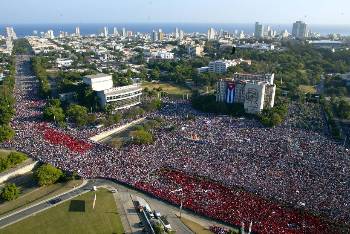 Εκατοντάδες χιλιάδες άνθρωποι στην πρωτομαγιάτικη εκδήλωση, στην πλατεία της Επανάστασης, στην Αβάνα