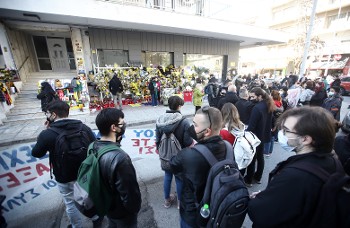 Μαθητές και φοιτητές στο σημείο όπου δολοφονήθηκε ο 19χρονος Αλκης
