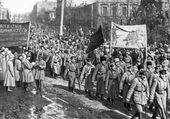 Την περίοδο εκείνη οι μπολσεβίκοι πάλευαν τόσο ενάντια στην αντεπανάσταση και στη «λευκή τρομοκρατία», όσο και ενάντια στην επέμβαση των 14 καπιταλιστικών κρατών. Φωτ. Ο Κόκκινος Στρατός στο Κίεβο το 1919
