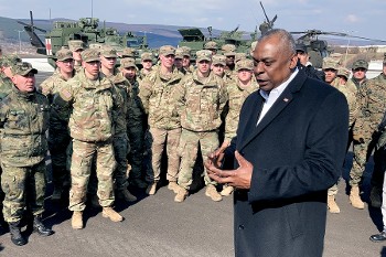 Ο υπουργός Αμυνας των ΗΠΑ με αμερικανικά στρατεύματα στη Βουλγαρία