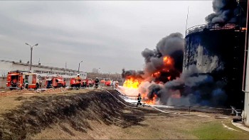 Από το ουκρανικό πλήγμα σε αποθήκη καυσίμων στη ρωσική πόλη Μπέλγκοροντ