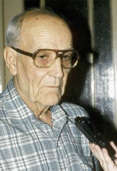 Ο αγωνιστής αυτοκινητιστής Βαγγέλης Μενεμενής (1916-2007), ιδιοκτήτης του σπιτιού και πιεστής