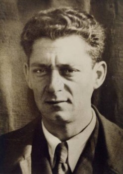 Ο δολοφονημένος Κώστας Βιδάλης (1904-1946), υπεύθυνος του «Ριζοσπάστη» για τη δημοσιογραφική δουλειά και την εξεύρεση υποδομών
