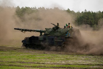 Η ροή ΝΑΤΟικών εξοπλισμών προς το Κίεβο αυξάνεται συνεχώς, με έμφαση στα βαρέα όπλα και την εκπαίδευση σε αυτά (φωτ. από πρόσφατη άσκηση με γερμανικό «Panzerhaubitze 2000»)
