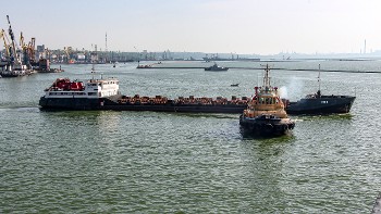 Πλοίο με σιδηρομετάλλευμα στο λιμάνι της Μαριούπολης που ελέγχεται από τη Ρωσία