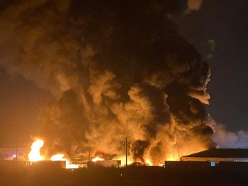 Ασπρόπυργος, Ιούλης 2022: Πυρκαγιά και εκρήξεις σε εργοστάσιο παραλίγο να τινάξουν στον αέρα την περιοχή