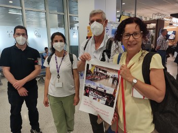 Εργαζόμενοι του αεροδρομίου και το σωματείο «ΣΕΛΕΚΤ ΣΕΡΒΙΣ» υποδέχονται την αντιπροσωπεία Ιταλών για τη σύσκεψη του ΠΑΜΕ
