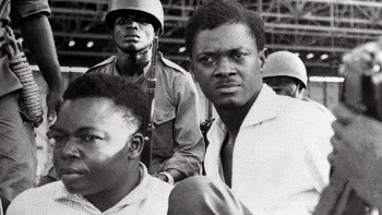 Ο λαοπρόβλητος πρώτος πρωθυπουργός της Λαϊκής Δημοκρατίας του Κονγκό, τη στιγμή της σύλληψή του, κοιτάζει με το βλέμμα του μελλοθάνατου τον φωτογραφικό φακό