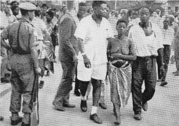 Στις 14 Φλεβάρη 1961, η χήρα Πολίν Λουμούμπα τίθεται επικεφαλής πένθιμης πορείας, στην οποία οι γυναίκες είναι γυμνόστηθες, ζητώντας τη σορό του συζύγου της από τον ΟΗΕ