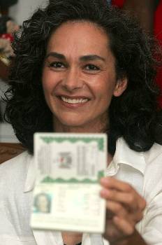 Η Σοφία Σακοράφα δείχνει το παλαιστινιακό της διαβατήριο