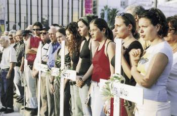 Από συγκέντρωση του ΠΑΜΕ στο Σύνταγμα τον Αύγουστο του 2004, για τους 13 νεκρούς οικοδόμους στα ολυμπιακά έργα