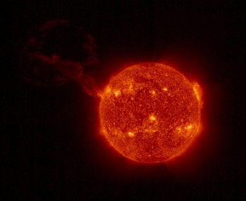 Η μεγαλύτερη ηλιακή έκλαμψη που καταγράφηκε ποτέ σε ενιαία απεικόνιση μαζί με το δίσκο του Ηλιου. Η φωτογραφία τραβήχτηκε με τα προηγμένα όργανα του «Solar Orbiter», στις 15/2/2022. Τα περισσότερα ηλιακά παρατηρητήρια, γήινα και διαστημικά, κρύβουν τον δίσκο του Ηλιου, ώστε η λάμψη του να μην σκεπάζει τις εκλάμψεις