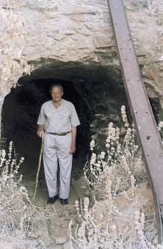 Ο 84χρονος παλιός μεταλλωρύχος, Γιώργος Λιβάνιος, μπροστά σε μια στοά των μεταλλείων στο Μεγάλο Λειβάδι