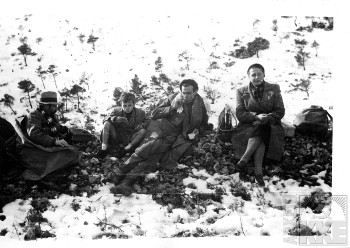 Η αγωνίστρια Ρόζα Ιμβριώτη (δεξιά) μέσα στο χιόνι, μαζί με τους Γιώργη Λαμπρινό, τον γιο του Φωτάκο και τον Βασίλη Ρώτα, κατά την οπισθοχώρηση του ΕΛΑΣ, μετά τον ηρωικό Δεκέμβρη του 1944 (Αρχείο ΚΚΕ)