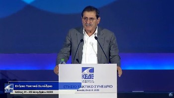 Ο Κ. Πελετίδης στο βήμα του συνεδρίου της ΚΕΔΕ
