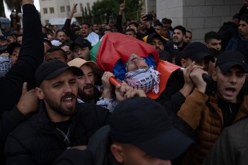 Από πρόσφατη κηδεία δολοφονημένων από το Ισραήλ νέων Παλαιστινίων, που μετατράπηκε σε αντικατοχική διαδήλωση