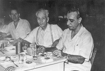 1955. Σε ταβέρνα με τον Μ. Παπαϊωάννου (αριστερά) και τον Στρατή Τσίρκα