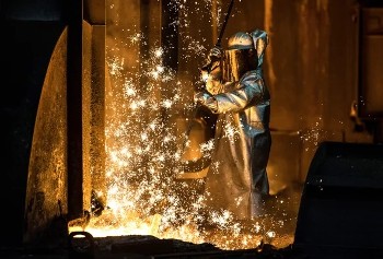 Λιωμένος σίδηρος ρέει από την υψικάμινο της «Thyssenkrupp Steel Europe» στη Γερμανία. Η παραγωγή ατσαλιού ευθύνεται για το 7% των παγκόσμιων εκπομπών αερίων του θερμοκηπίου!
