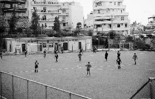Στα τρία δημοτικά γήπεδα που υπάρχουν όλα κι όλα στην Αθήνα - ένα από αυτά και της Αλεπότρυπας (φωτ.) - συνωστίζονται δεκάδες αθλητικοί σύλλογοι
