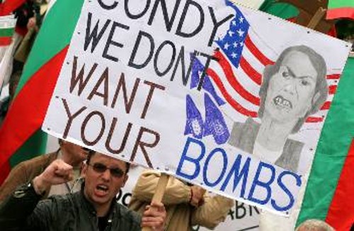 Από τις μαζικές διαδηλώσεις ενάντια στο ΝΑΤΟ και στις αμερικανικές βάσεις τον Απρίλη του 2006