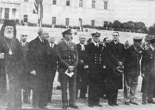 Ο Γ. Παπανδρέου και οι Αγγλοι ζητούσαν επίμονα τη διάλυση του ΕΛΑΣ και της Εθνικής Πολιτοφυλακής και επέμειναν στη διατήρηση της Ορεινής Ταξιαρχίας και του Ιερού Λόχου, δηλαδή ενόπλων σωμάτων της άρχουσας τάξης (φωτ:Γ. Παπανδρέου και Σκόμπι δίπλα στον αρχιεπίσκοπο Δαμασκηνό)