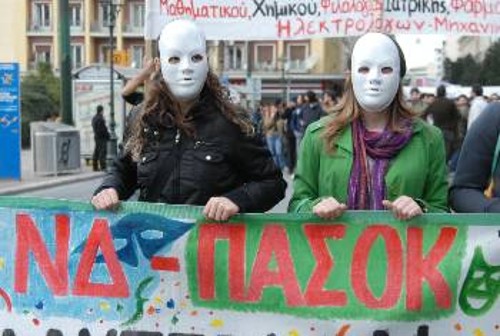 ΝΔ - ΠΑΣΟΚ φορούν τις μάσκες του αποπροσανατολισμού και προσπαθούν με την εκλογολογία να κρύψουν τη στρατηγική τους ταύτιση στις αντιδραστικές μεταρρυθμίσεις