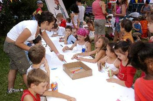 Παιδιά Ελλήνων και μεταναστών εργατών απασχολούνται δημιουργικά στο τριήμερο εκδηλώσεων του ΚΚΕ, στο Πάρκο ΦΙΞ