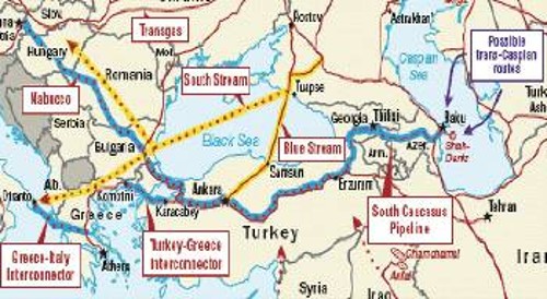 Στο χάρτη ο ρωσικός αγωγός φυσικού αερίου «South Stream» (διακρίνεται με τη διακεκομμένη γραμμή) ξεκινάει από τη Ρωσία και τη Μαύρη Θάλασσα και καταλήγει σε Ιταλία και Κεντρική και Δυτική Ευρώπη. Ο αμερικανικός αγωγός «Nabucco» (διακρίνεται με έντονο μαύρο) ξεκινάει από το Αζερμπαϊτζάν και την Κασπία και έχει σχεδιαστεί να διασχίζει την Τουρκία και να διακλαδώνεται στα Βαλκάνια προς Ιταλία και Δυτική Ευρώπη. Είναι δηλαδή φανερά τα ανταγωνιστικά συμφέροντα που διακυβεύονται στην Ενέργεια