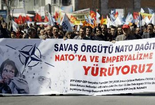 Κομμουνιστές και άλλοι πατριώτες στην Τουρκία διαδηλώνουν ενάντια στα ΝΑΤΟικά σχέδια, που δυναμιτίζουν την ειρήνη και τα συμφέροντα των λαών της περιοχής