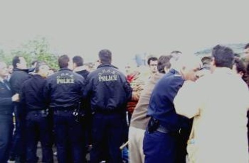 Δυνάμεις της αστυνομίας επιτίθενται στους απεργούς εργάτες των Σφαγείων στο Αγρίνιο