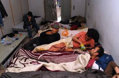 Μέσα στα σκουπίδια κοιμούνται εκατοντάδες μετανάστες στο παλιό Εφετείο