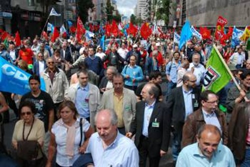Στιγμιότυπο από την πρόσφατη διαδήλωση της εκλογικής συμμαχίας που συμμετέχει το Πορτογάλικο ΚΚ